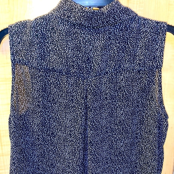 H&M Sleeveless Button-down Blouse - Picture 2 of 10